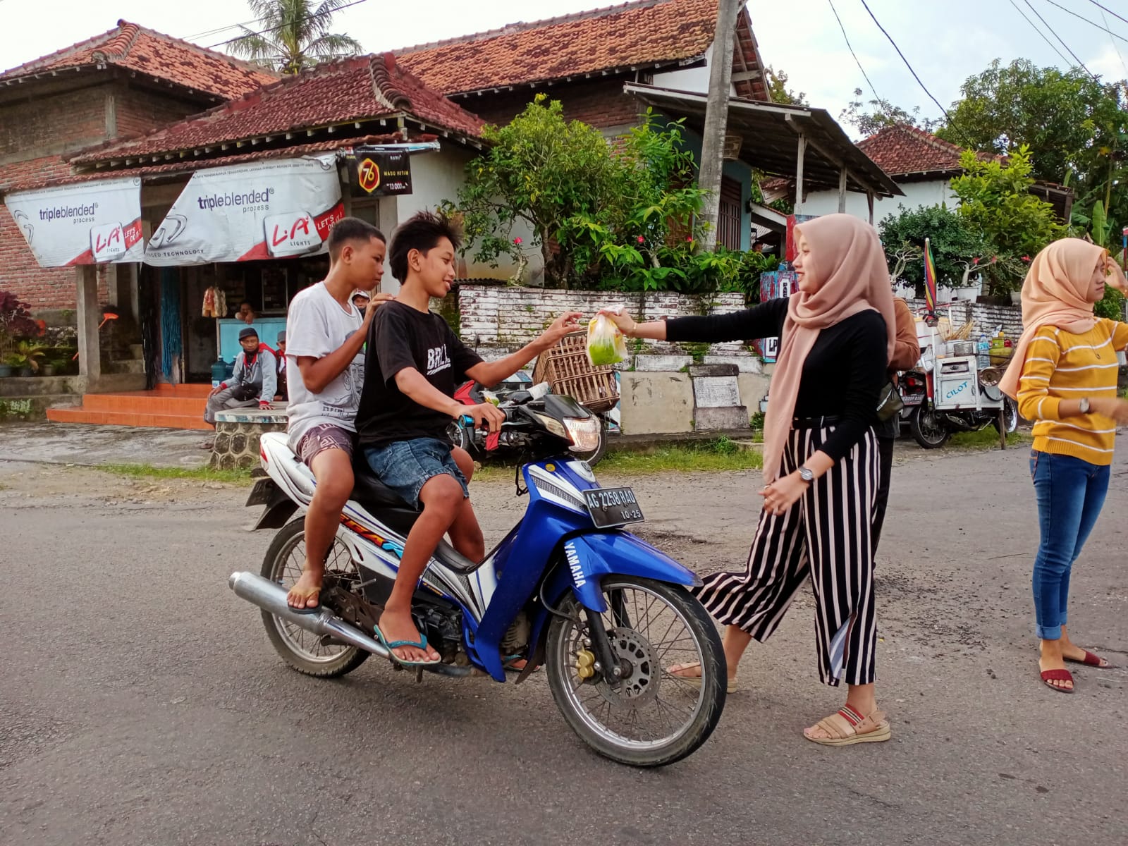 Pembagian takjil gratis KarTar Bima Kusuma